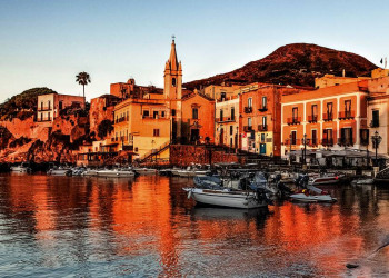 Der malerische Hafen von Lipari im Abendlicht