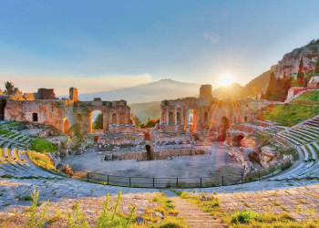 Griechisches Theater in Taormina bei Sonnenaufgang