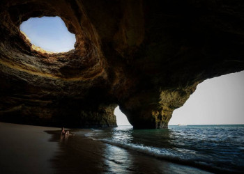 Meereshöhlenstrand an der Algarve