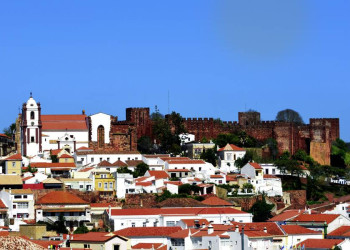 Über Silves thront die mächtige Burg.