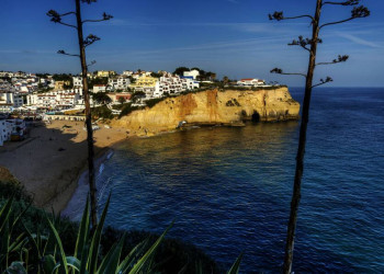 Küstendorf an der portugiesischen Algarve