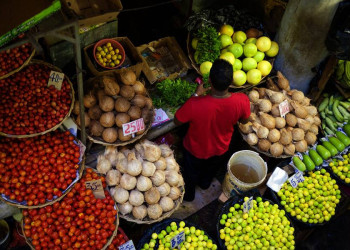 Farbenfrohe Früchte an einem Marktstand auf Mauritius