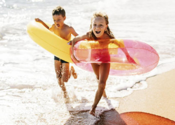 Fröhlich am Strand unterwegs