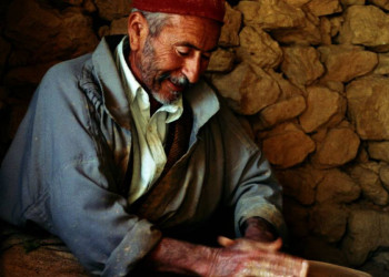 Töpfer an seiner Drehscheibe im Süden Tunesiens