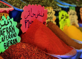 Bunte Gewürze auf einem tunesischen Markt