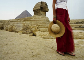 Uralt: der Sphinx vor den Pyramiden von Gizeh