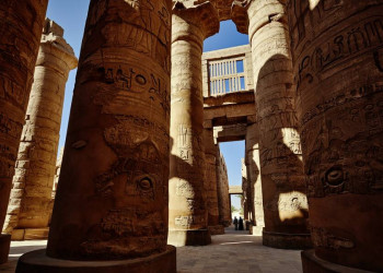 Gewaltige Säulen im Tempel von Karnak