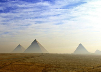 Mystisch - die Pyramiden von Gizeh im Staubschleier der Wüste