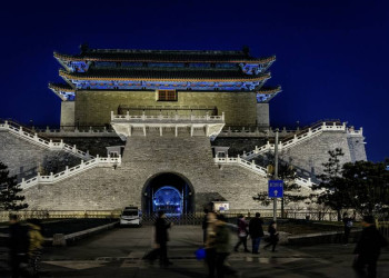 Restauriertes historisches Tor in Beijing