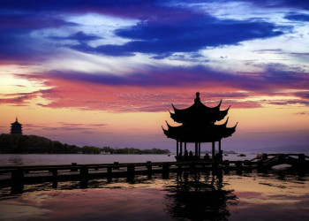 Der malerische Westsee bei Hangzhou im Abendlicht