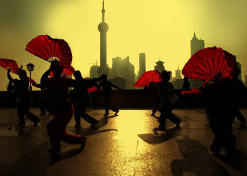 Schon bei Sonnenaufgang treffen sich die Chinesen zum Tai-Chi