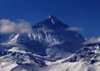 Thront über dem Himalaya-Gebirge: der Mount Everest