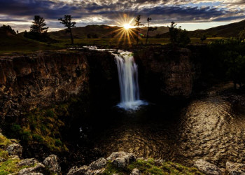 Die Sonne steht tief über dem Orkhon-Wasserfall