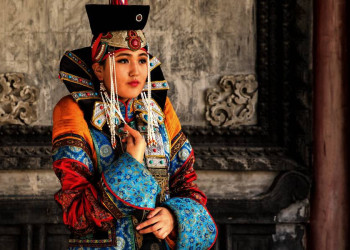 Eine Mongolin in einem Tempel