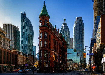 Kanadas Tradition vor Moderne - das Flatiron Building und die Skyline von Toronto