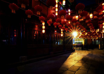 Nächtliche Straßenszene in China