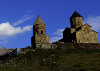 Gergeti-Dreifaltigkeitskirche in Stepantsminda vor dem Berg Kasbek