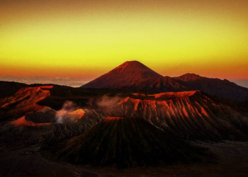 Vulkanische Morgenroutine - der Mt. Bromo leuchtet im Sonenaufgang