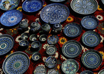 Bunte Keramik auf einem Markt in Usbekistan