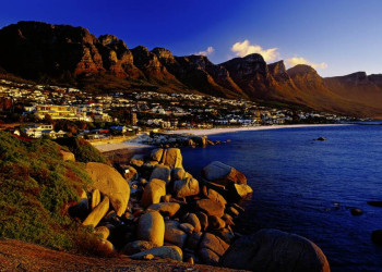 Blick auf Meer und Kapstadt mit den Bergen im Hintergrund