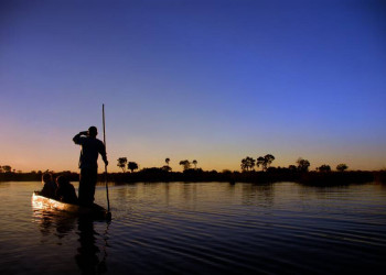 Sonnenuntergang auf einem Boot im Okavangodelta