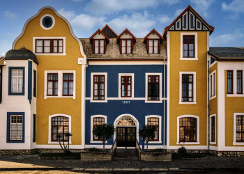Bunte Häuserzeile in Swakopmund