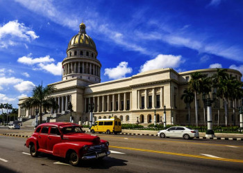 Oldtimer vor dem Capitolio in Havanna