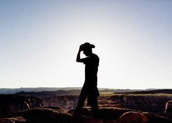Ein Cowboy vor dem Grand Canyon