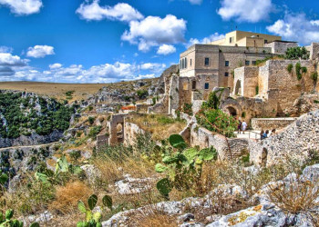 Felsige Landschaft mit historischen Gebäuden