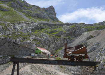 Berghütte und Minenwagen