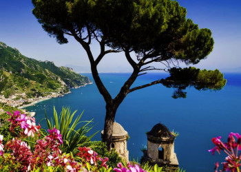 Blick von Ravello auf das blaue Mittelmeer