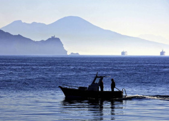 Fischerboot vor der Kulisse des Vesuvs