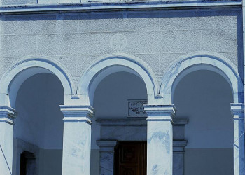 Weiße Bögen einer Vorhalle