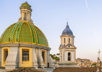 Bunte Kirchenkuppel in Neapel