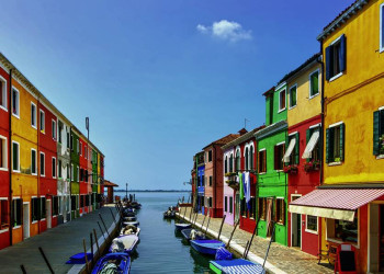 Kanal auf der Insel Burano mit farbenfrohen Häusern
