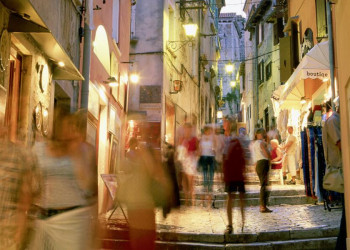 Altstadt von Rovinj bei Nacht