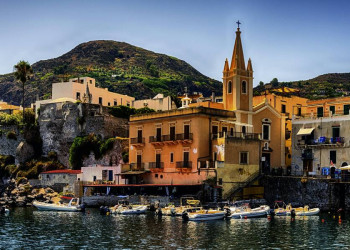 Blick auf den Hafen von Lipari