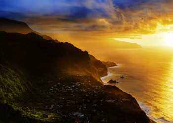 Küstenlandschaft bei Sonnenuntergang