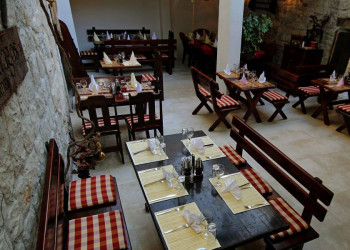 Unter Weinreben speisen – das bietet unser Hotel in Trogir.