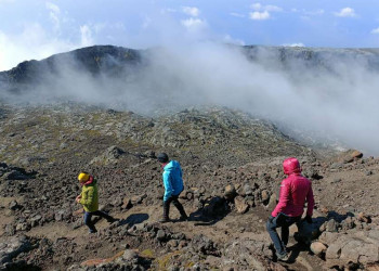 Vulkanwanderung im Nebel