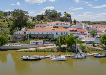 Yachthafen und Stadtansicht