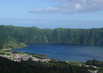 See und Hügellandschaft