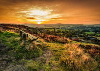 Sonnenuntergang über der Hügellandschaft