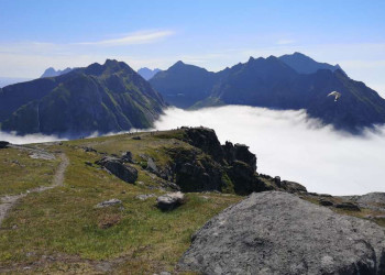 Berggipfel und Wolkenmeer