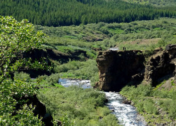 Flusslandschaft mit Wanderern