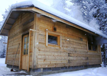 Holzhütte im Winter