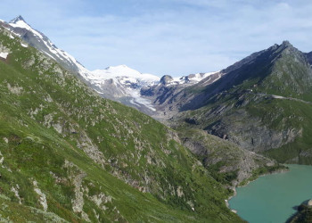 Alpenpanorama mit Stausee