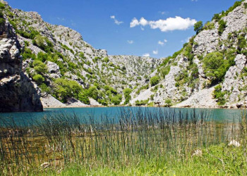 Blauer See und Hügel