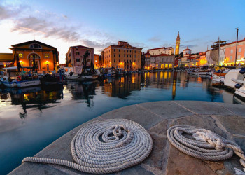 Hafenstadt bei Nacht