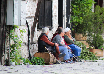 Ältere Frauen vor dem Haus